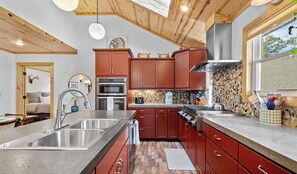 Fridge, microwave, oven, stovetop - TᕼE ᗰᗩIᑎ ᒪOᗪGE- Modern comfort by TRAILS & MUSEUM located on quiet street  (Bentonville)