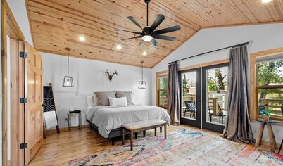 TᕼE ᗰᗩIᑎ ᒪOᗪGE- Modern comfort by TRAILS & MUSEUM located on quiet street 