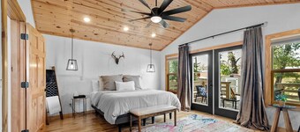 TᕼE ᗰᗩIᑎ ᒪOᗪGE- Modern comfort by TRAILS & MUSEUM located on quiet street