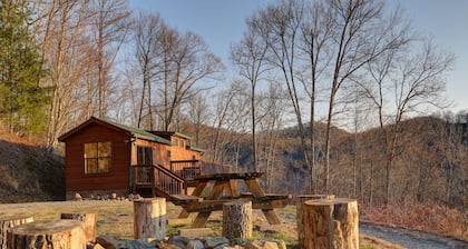 Romantic & Secluded Adventure Log Cabin w/ HOT TUB + Amazing Mountain Views