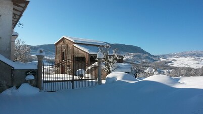 Antigua casa unifamiliar en una corte campesina, en las colinas de Parma