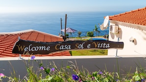 A sign welcoming guests to Casa Sol e Vista, overlooking a pool and the sea. - SUN AND SUN HOUSE (Arco da Calheta)