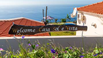 Une pancarte accueillant les clients de Casa Sol e Vista, avec vue sur la piscine et la mer.