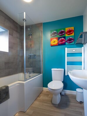 Combined shower/bathtub, hair dryer, towels, soap - Stunning Barn Conversion in a beautiful rural setting (Boncath)