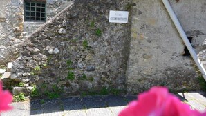 A stone wall with a sign reading "PIAZZA GIACOMO MATTEOTTI".
