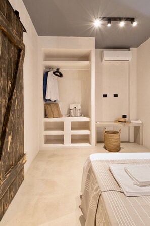 2 bedrooms, in-room safe, iron/ironing board, WiFi