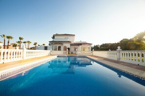 Utomhuspool och uppvärmd pool