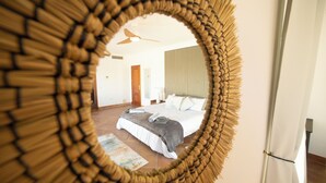 Un dormitorio con cama, mesita de noche y ventilador de techo.