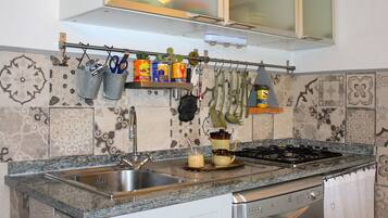 Réfrigérateur, micro-ondes, plaque de cuisson, lave-vaisselle