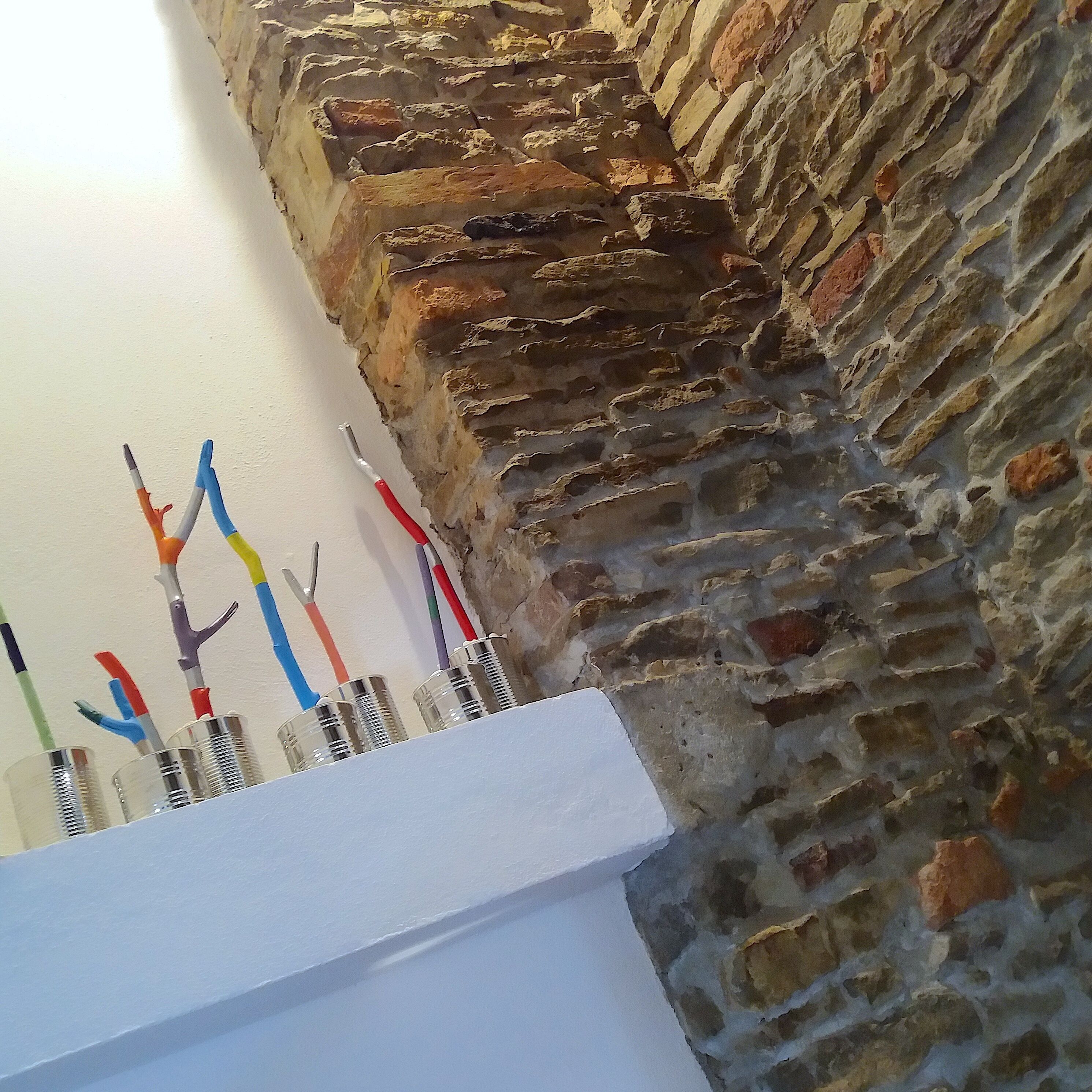 Een stenen muur met een wit geschilderde rand.