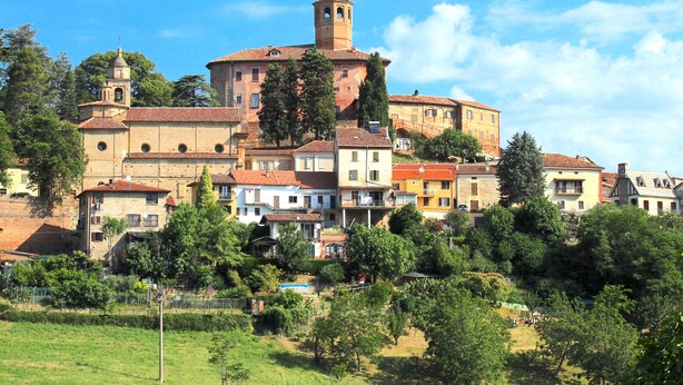 Une ville historique dotée d’une tour imposante et d’une architecture traditionnelle.