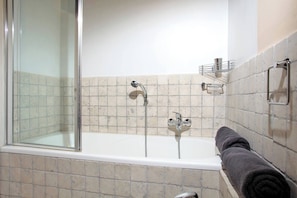 Regadera, secadora de cabello, bidet