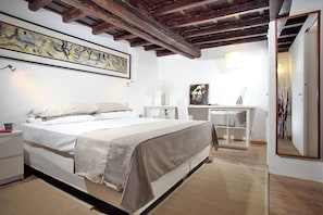 2 habitaciones y tabla de planchar con plancha
