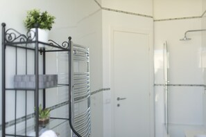 Combined shower/bathtub, hair dryer, bidet, towels - A short walk from the Sassi (matera)