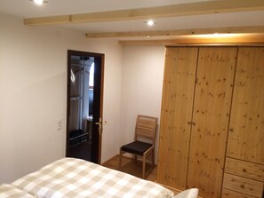 2 bedrooms, desk, iron/ironing board, travel crib