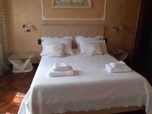 3 Schlafzimmer, Schreibtisch, Bügeleisen/Bügelbrett, kostenloses WLAN