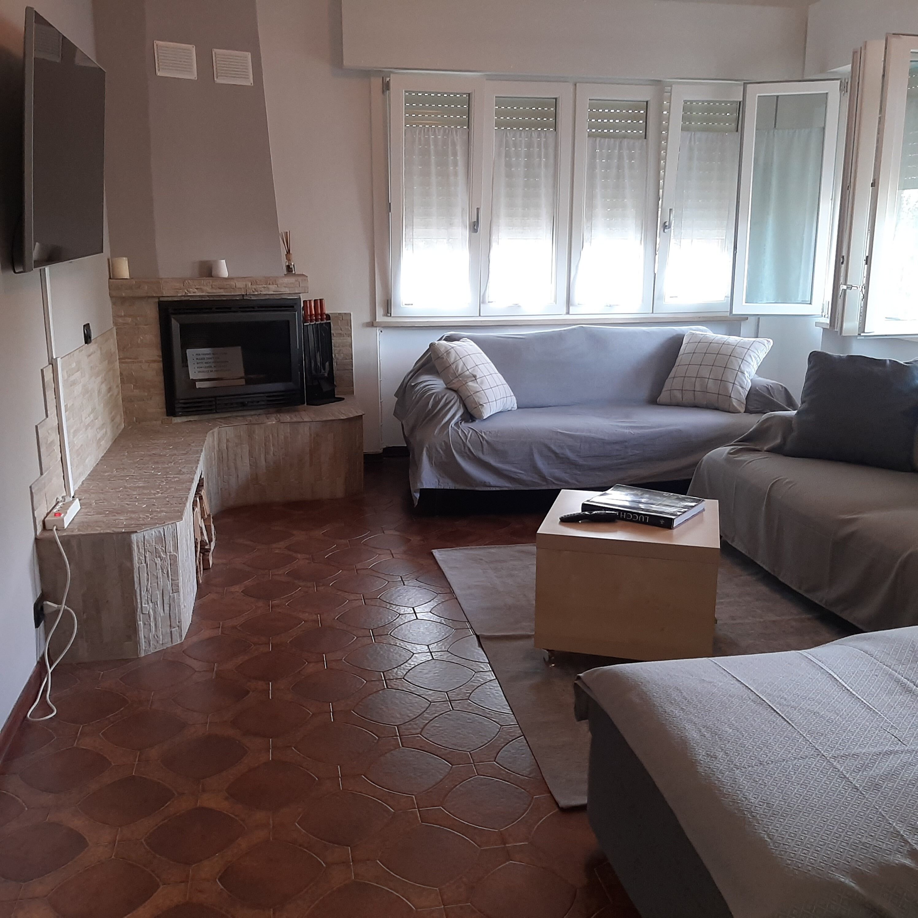 Smart-TV, Kamin, Bücher, Musikbibliothek