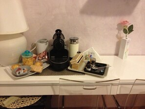 Kühlschrank, Wasserkocher mit Kaffee-/Teezubehör