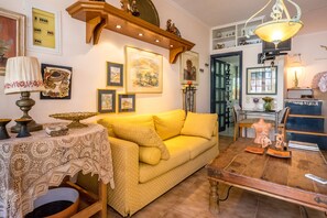 Flat-screen TV, fireplace, toys, books - Calergi 7 - Inspiring Studio - 30/90 days Digital Nomads Authentic Living Offer (Ατσιπόπουλο, Rethymno)