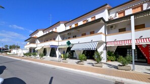 Exterior - Vacation home front and sea view with beach service and covered parking. (Lido di Pomposa)