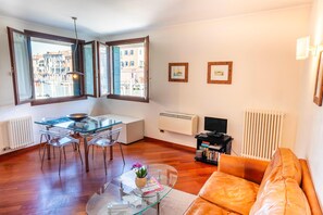 Fernseher, DVD-Player, Bücher, Musikbibliothek