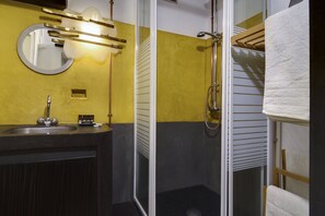 淋浴设施、吹风机、毛巾、肥皂