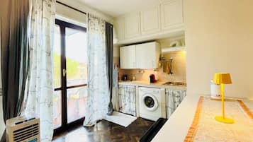 Fridge, microwave, oven, coffee/tea maker