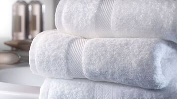 Suihkun ja ammeen yhdistelmä, ilmaiset hygieniatuotteet, hiustenkuivaaja