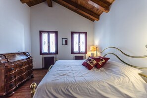 3 soverom, skrivebord, strykejern/-brett og wi-fi (inkludert)