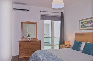 2 bedrooms, iron/ironing board, travel cot, free WiFi - Downtown Praia da Vitória (AL) - 2nd Floor (Praia da Vitória)