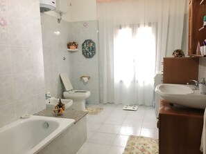 Asciugacapelli, bidet, asciugamani, shampoo