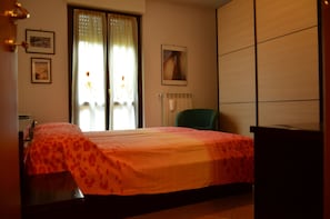 2 chambres, fer et planche à repasser, Wi-Fi, draps fournis
