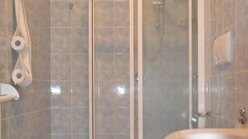 Combined shower/tub, hair dryer, bidet, towels