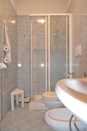 Ensemble douche/baignoire, sèche-cheveux, bidet, serviettes fournies