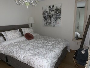 1 habitación, tabla de planchar con plancha, wifi y ropa de cama 