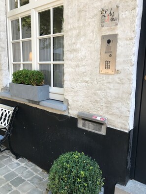 تفاصيل الفندق من الخارج