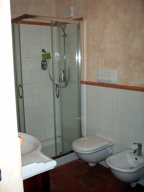 Articles de toilette (gratuits), séchoir à cheveux, serviettes fournies