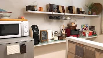 Microwave, stovetop, cookware/dishes/utensils