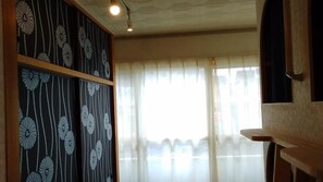 Coffres-forts dans les chambres, fer et planche à repasser