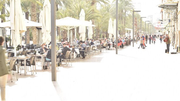 An outdoor café with tables and chairs, surrounded by palm trees and umbrellas. - Beautiful, Cosy, Great Apartment Downtown, Near Beach.  Ask for Parking. (Alicante)