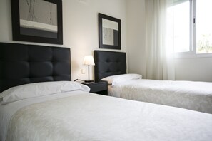 2 bedrooms, iron/ironing board, travel cot, free WiFi - Cozy apartment 10 minutes walk from Puerto Banus. Swimming pool. Parking (Marbella)