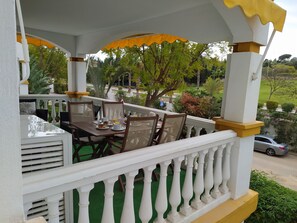Outdoor dining - Cozy apartment 10 minutes walk from Puerto Banus. Swimming pool. Parking (Marbella)