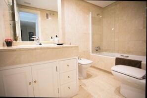 Combined shower/bathtub, hair dryer, bidet, towels - Cozy apartment 10 minutes walk from Puerto Banus. Swimming pool. Parking (Marbella)