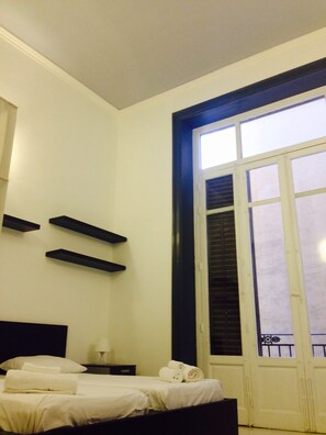 3 habitaciones, tabla de planchar con plancha, wifi y ropa de cama 