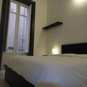 3 habitaciones, tabla de planchar con plancha, wifi y ropa de cama 