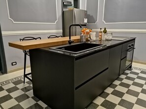 Geladeira, micro-ondas, fogão, cooktop