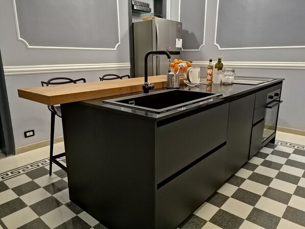 Kühlschrank, Mikrowelle, Ofen, Herdplatte