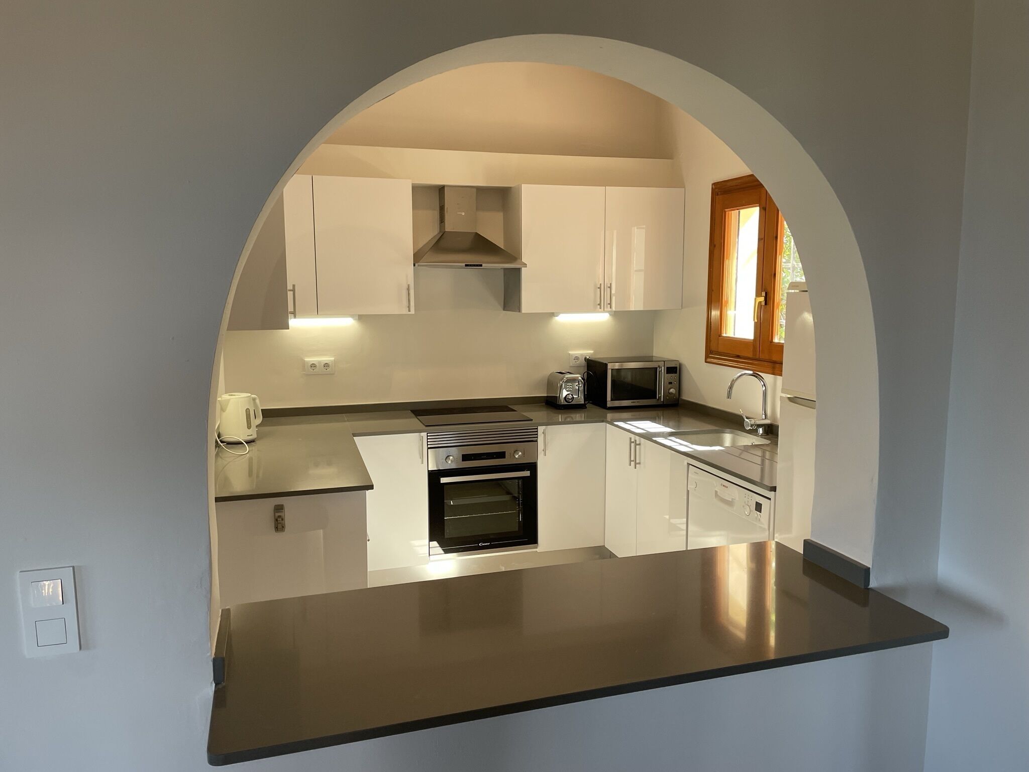 Een koelkast, een microgolfoven, een oven, een kookplaat