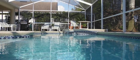 Utomhuspool och uppvärmd pool