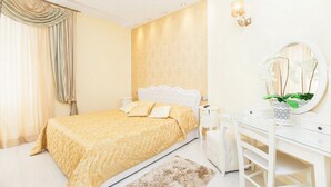 A bedroom with a bed, bedside tables, a dresser, and a mirror. - Impero Vaticano San Pietro (Rome)